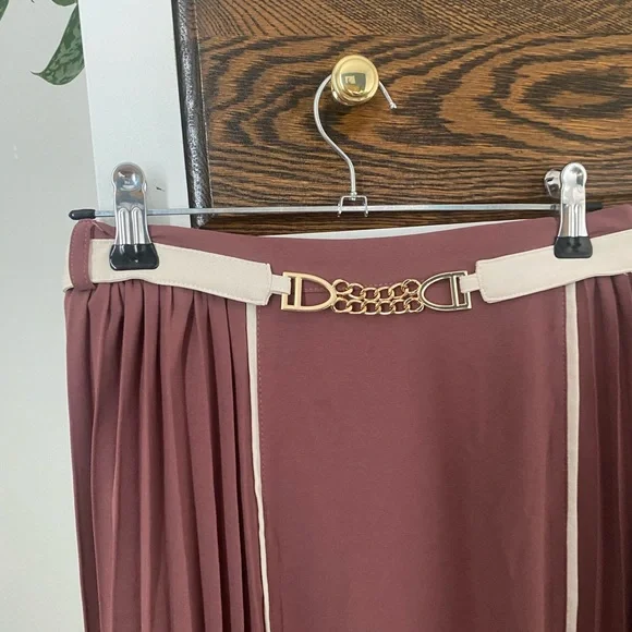 Elegant Mauve Pleated Skirt with Chain Detail - Picture 4 of 8